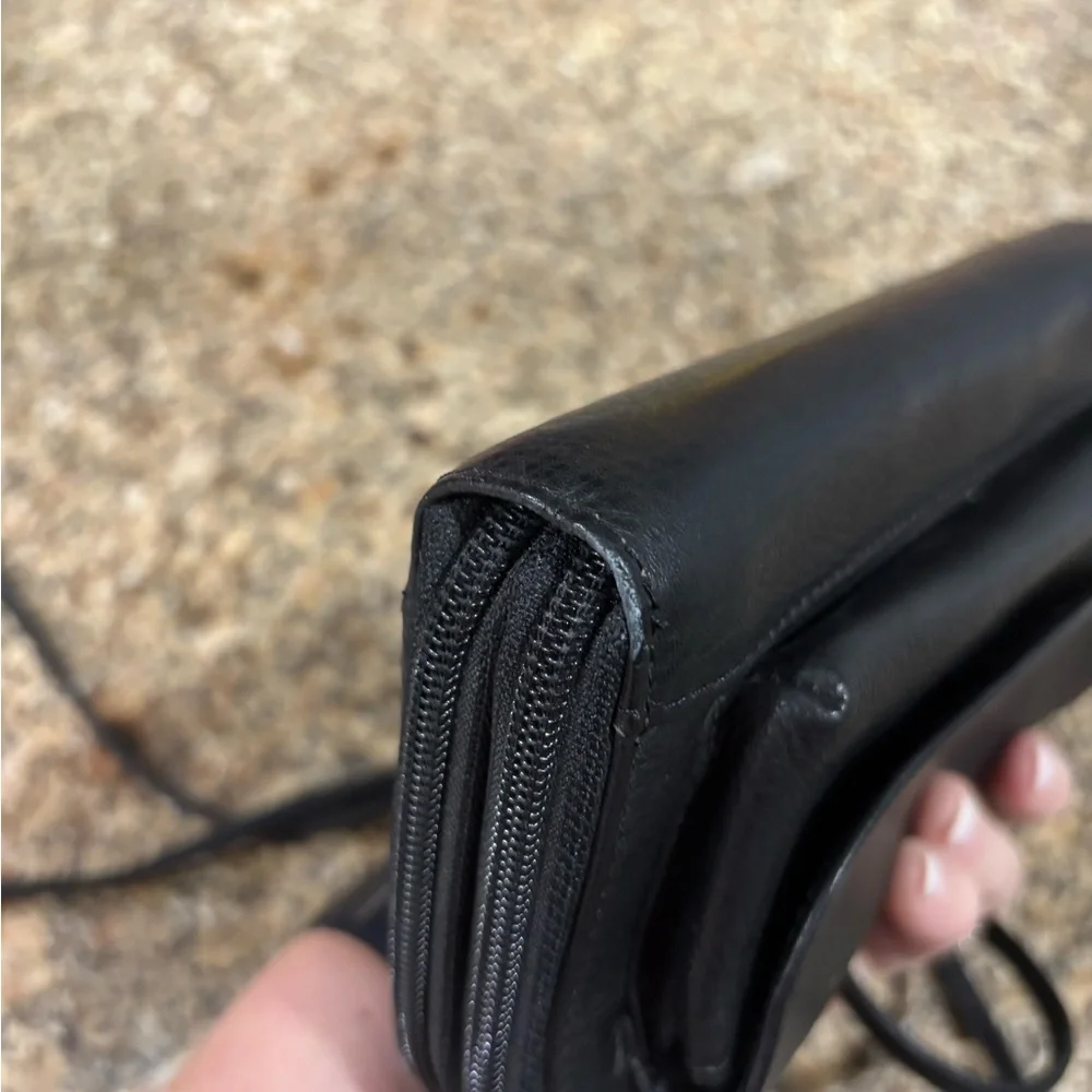 Wilsons Leather Elegant Black Crossbody Bag - Picture 7 of 16